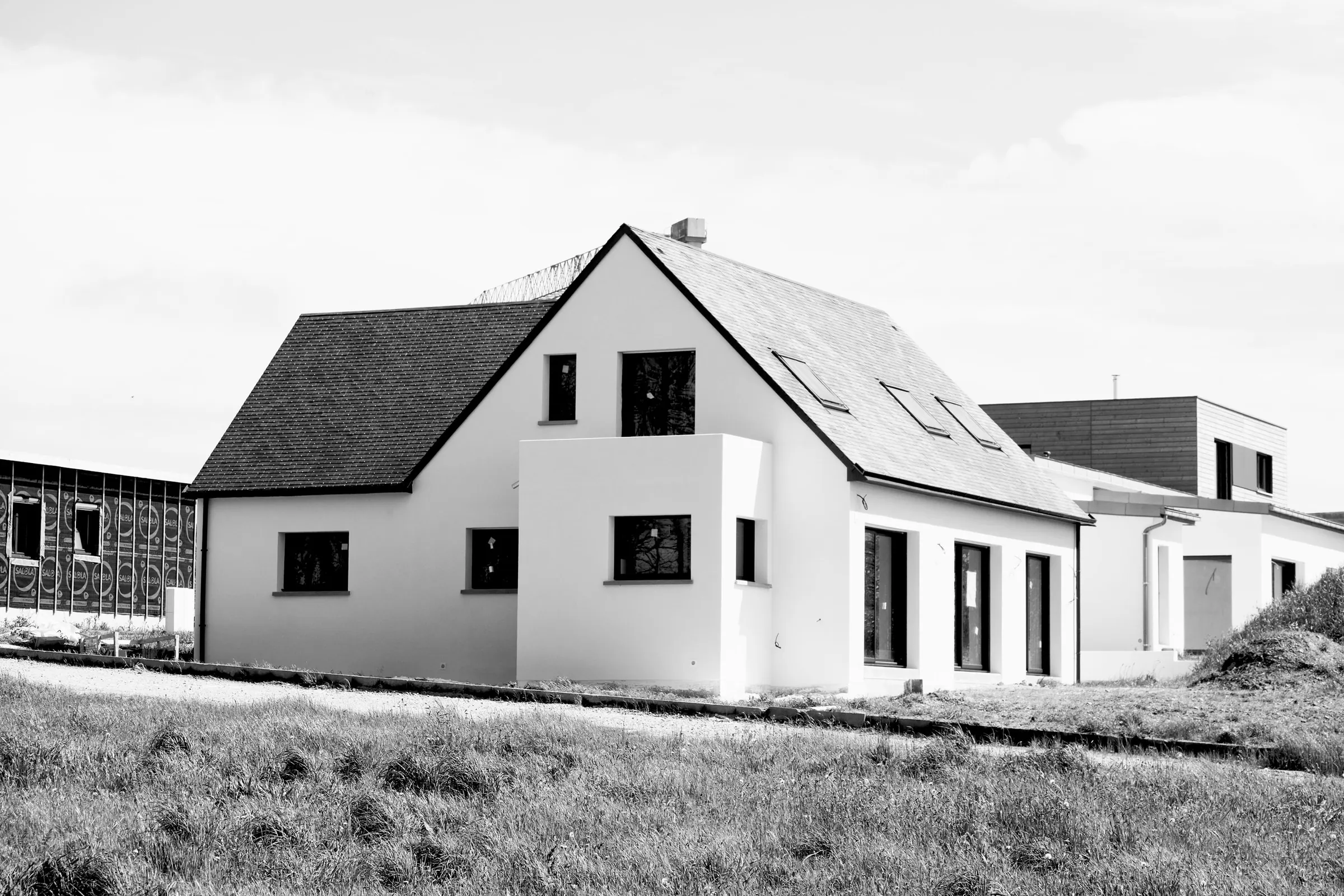 Illusztráció: új építésű, fehér vakolatú, tetőteres családi ház